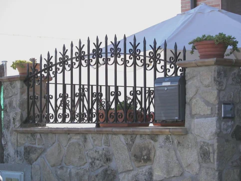 Hierro y forja rejas balcones y barandillas puertas y cerramientos